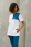 Блуза медицинская L055 Классик-стрейч шелкография белый/Лагуна 01/540 размер 46/164 Capriz